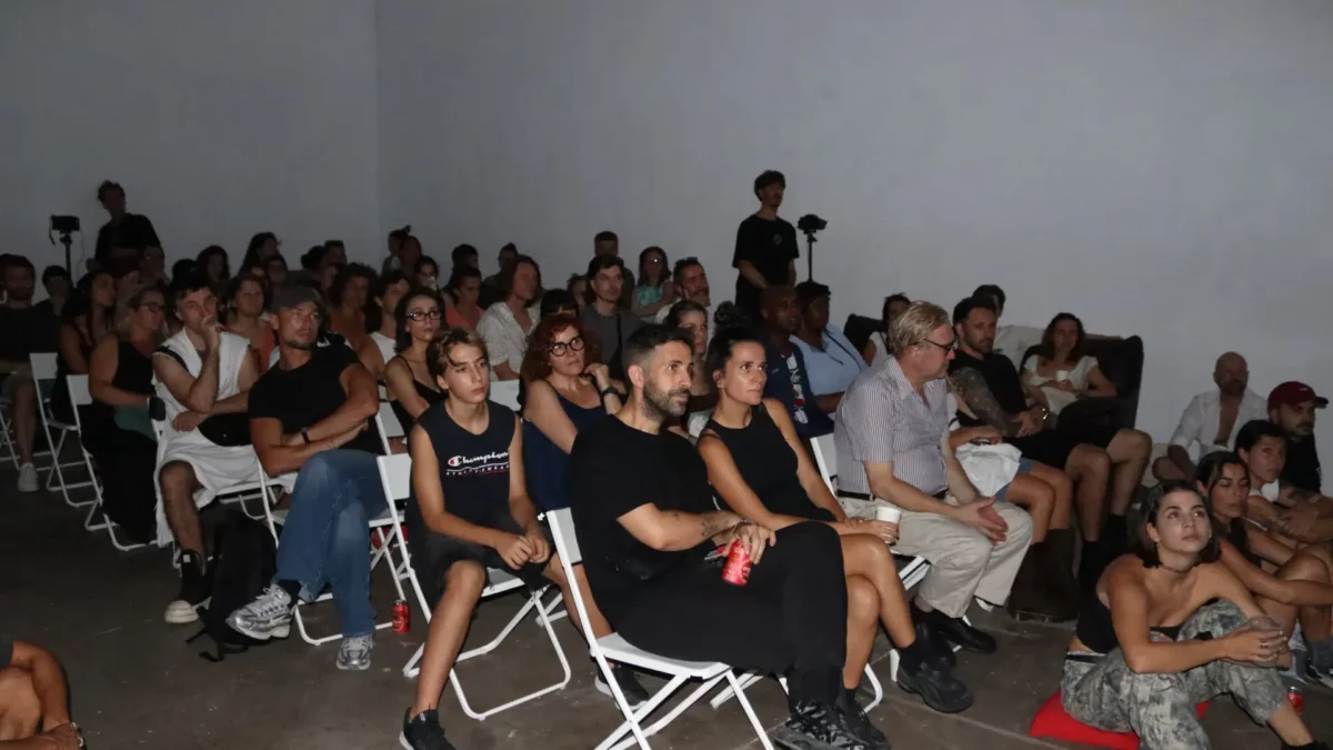 Full audience seated at the Per Aria opening performance at ESPRONCEDA